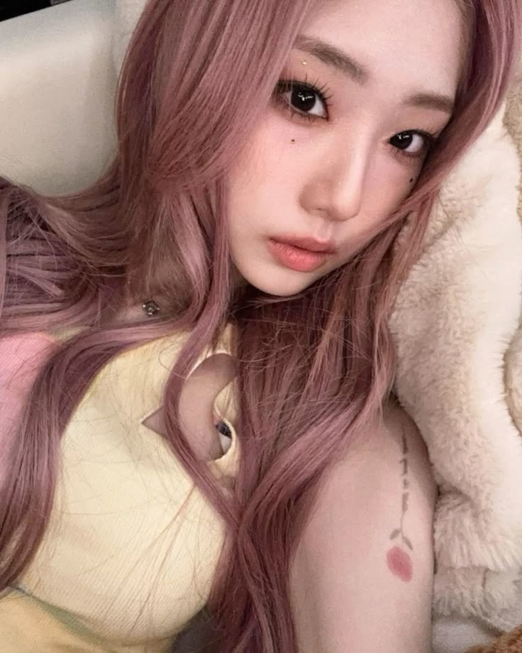 npomvtt's tweet photo. ❤️‍🔥♀️ AQUI É ASSIM! Yeojin do Loosemble aconselhando uma fã que contou sofrer machismo na internet:

Fã: As pessoas são más comigo em videogames... Não gostam de mim porque eu sou mulher :(

Yeojin: Então seja cara de pau e diga pra eles que você também não gosta deles porque eles são homens.