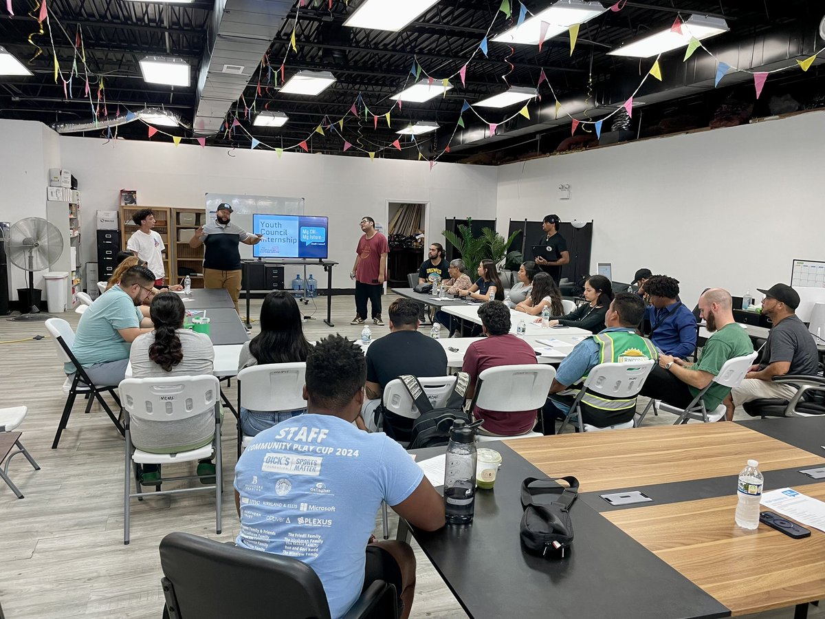 ChicagoCOPA's tweet image. Tonight, COPA attended the Puerto Rican Cultural Center My Chi My Future Monthly Convener. Community organizations were sharing valuable resources for young people to access services. COPA attends to inform on our role in police accountability and oversight. #COPAInTheCommunity