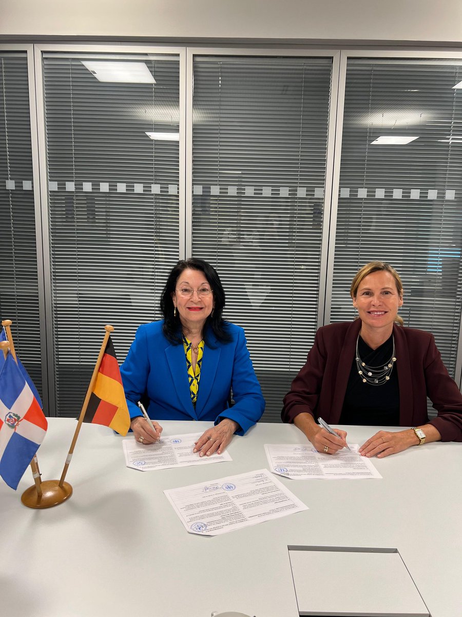 mude_rd's tweet photo. MUDE y la Embajada de Alemania en RD unidos por el cambio.
Firmamos un convenio para fortalecer el empoderamiento social y económico en comunidades vulnerables de San Pedro de Macorís.
Entra https://t.co/DZgXhpvUpt y conoce más.
@AlemaniaenRD
@rosarita_ak
#mudedom https://t.co/Lqs54uDgvT