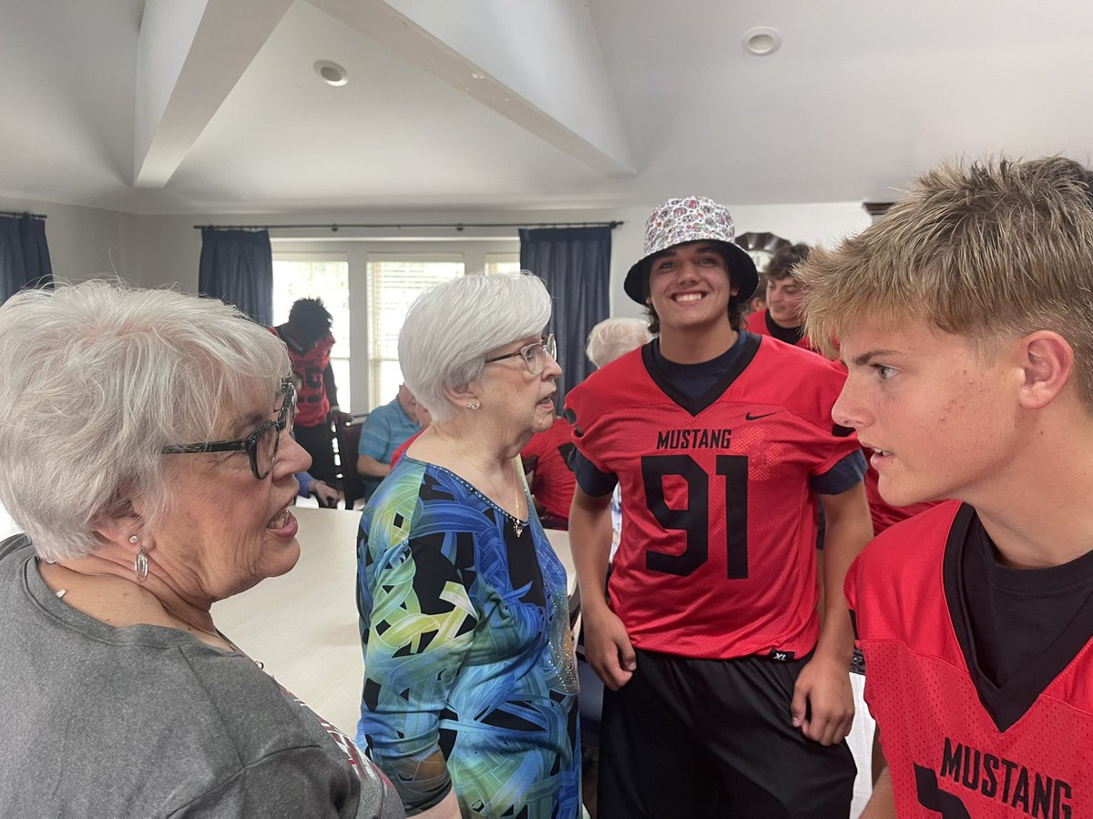 1BroncoFootball's tweet image. Awesome day at the Sophomore Service Project! Thank you to Laurel Springs Retirement home for allowing us to come and spend some time! #CharacterLeaders