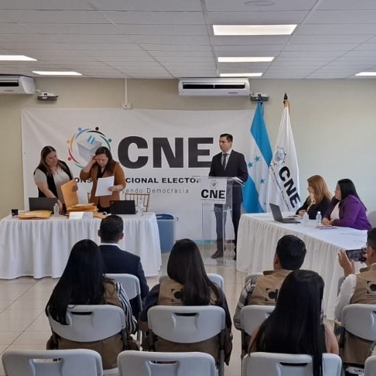 TSiHonduras's tweet photo. 🔴La consejera presidenta, Cossette López avanza en recepción de ofertas, auditoría de procesos y resultados electorales para elecciones generales, con la ausencia de los consejeros propietarios Marlon Ochoa y Ana Paola Hall. https://t.co/SLGZNzRlF4