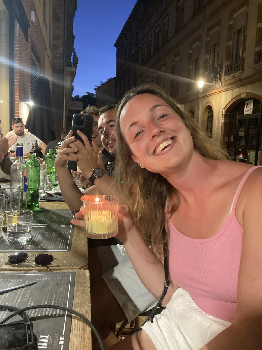 Ce soir c’est l’anniversaire de Maria. 18 ans et toutes ses (belles) dents… 😂😍