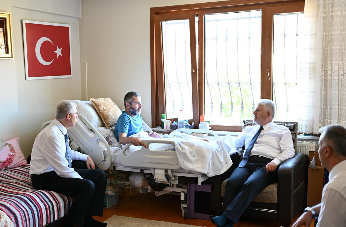 15 Temmuz hain darbe girişiminde Çengelköyde omuriliğinden vurulan Gazi Mustafa Uygun kardeşimizi evinde ziyaret ettik.O geceyi anlatışı,bugünkü motivasyonunu,vatan sevgisini dinleyince karşısında binlerce kez eğilmenin az kalacağını düşündük.
#15TemmuzDemokrasiveMilliBirlikGünü