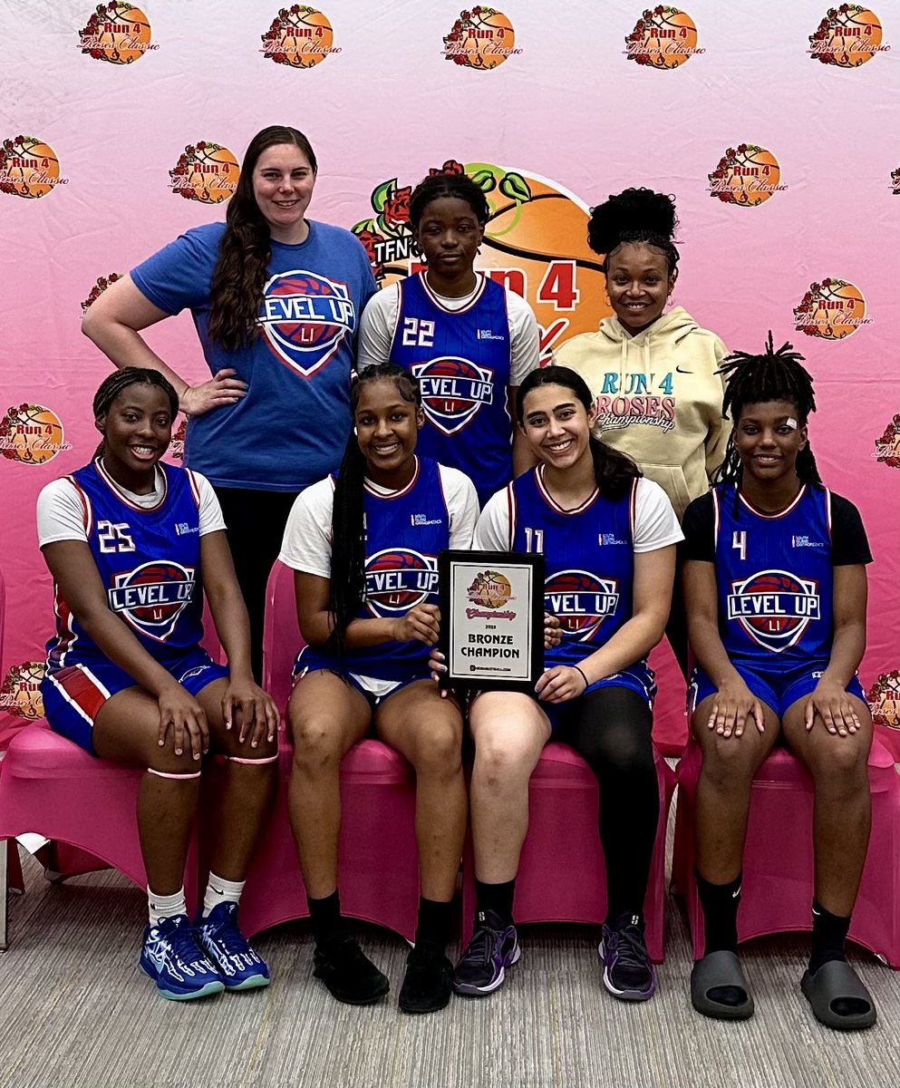 levelup_li's tweet image. BIG Congrats to our 17U girls for winning the Bronze 🏆 at the @TFNsRun4Roses in Louisville, KY! This is the biggest stage in girls hoops & is a a major accomplishment for the program.
Despite having 5 players, the team went an 3-2 where each girl stepped up from start-finish.
