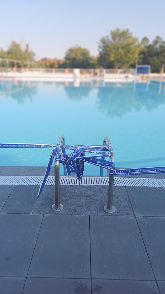 Lo que ocurre en Hortaleza NO TIENE NOMBRE 😡

Solo un mes después de su reapertura tras unas obras de más de CUATRO MILLONES de euros, la nueva piscina del polideportivo Luis Aragonés ya está precintada, aunque no es la única chapuza que sufren los bañistas

Vamos con HILO 🧵