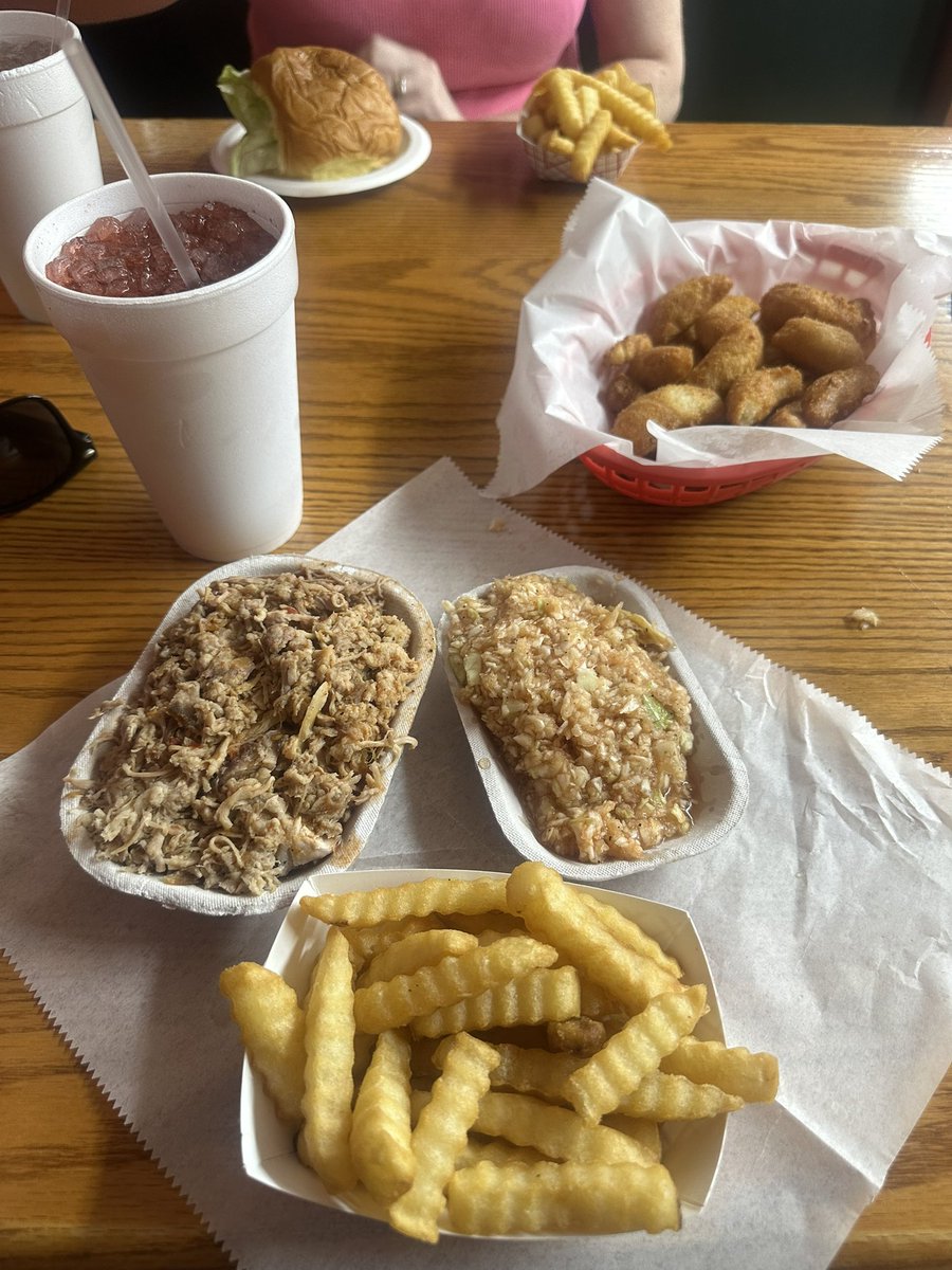 ChrisHoneycutt's tweet image. “When in Rome” on I-85 heading back south and decided to stop at Lexington Barbecue. Been here many times in the past and still very good.
Chopped pork was excellent. Great taste and texture. They use real wood too. And I might be in the minority, but I’ve always liked red slaw.