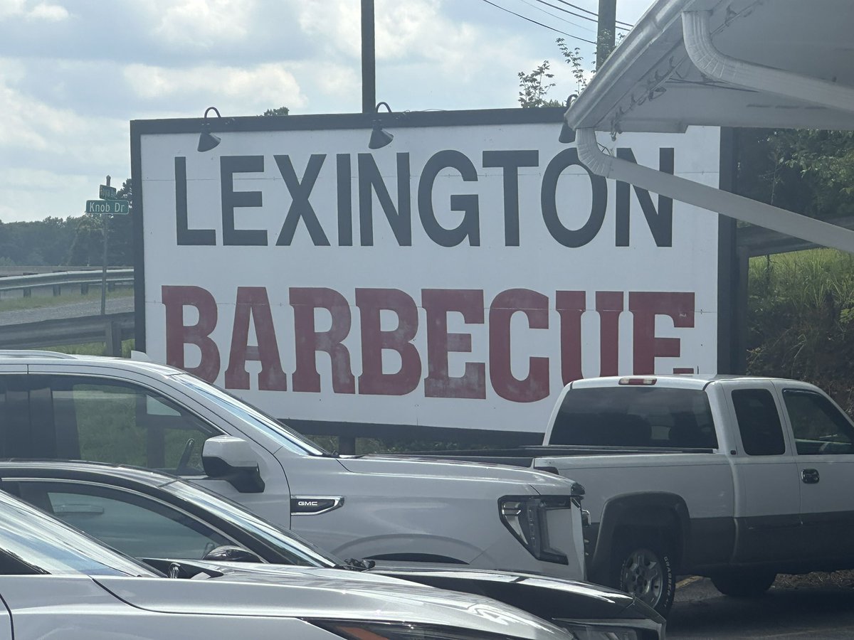 ChrisHoneycutt's tweet image. “When in Rome” on I-85 heading back south and decided to stop at Lexington Barbecue. Been here many times in the past and still very good.
Chopped pork was excellent. Great taste and texture. They use real wood too. And I might be in the minority, but I’ve always liked red slaw.