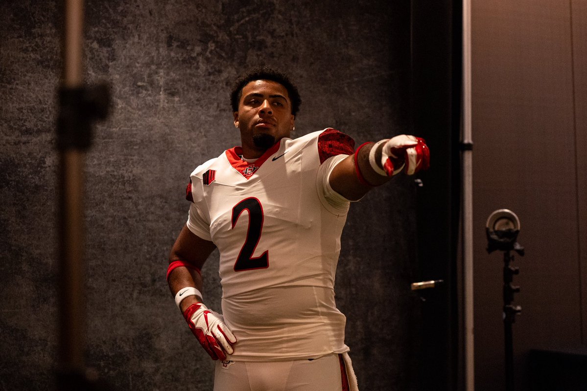 AztecFB's tweet image. Showing off our new threads.
#AztecFAST ๐ข x #BeTheA1pha ๐บ x #TheClimb ๐