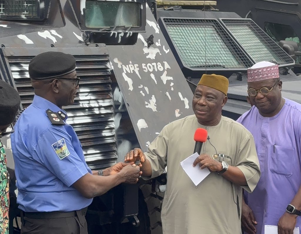 Oyoaffairs's tweet image. Makinde Hands Over Six Armoured Personnel Carriers to Oyo Police | oyoaffairs.net/makinde-hands-…