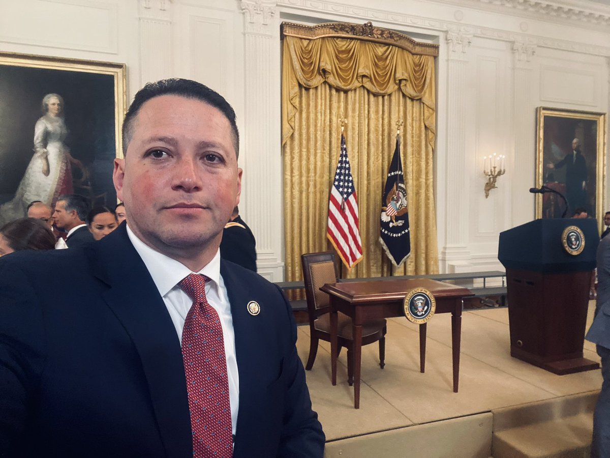 RepTonyGonzales's tweet image. 📍The White House
Just left the White House where
President Trump signed the HALT Fentanyl Act into law.
As U.S. Rep. of the largest border district in Congress, it’s a relief to see this important bill enacted.
Thank you, @POTUS. This bill will save lives.