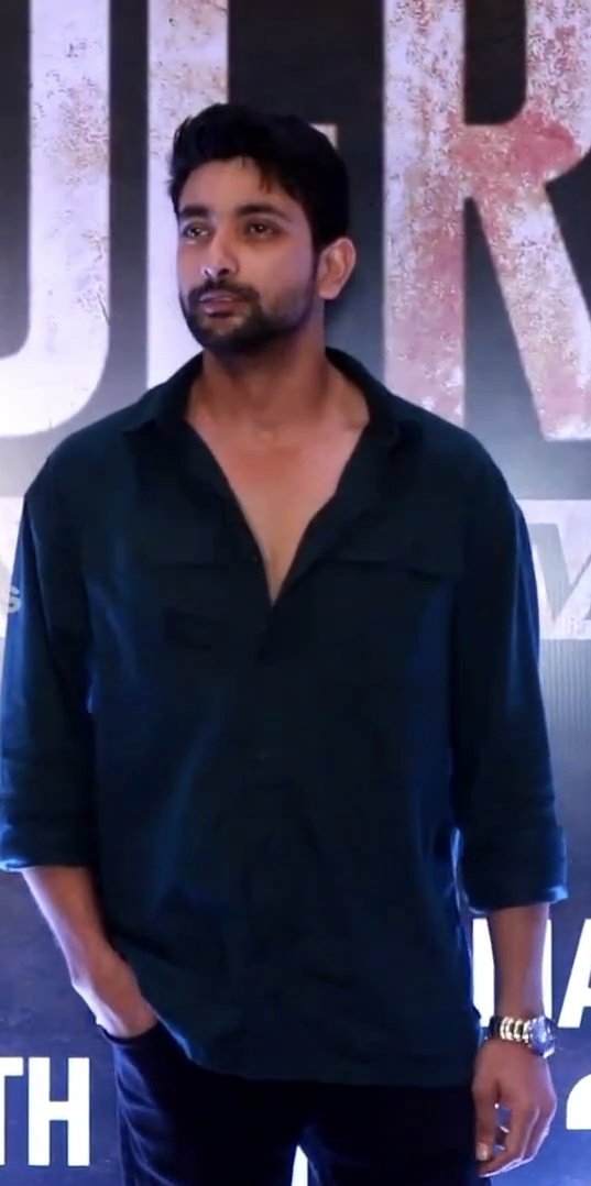 Pujaaghosh_'s tweet photo. Permission to scream? 😭🔥 Because when Fahmaan walks and strikes that pose…you are dangerously handsome and my poor fangirl heart was NOT ready! He owns the moment, even time pauses to admire ✨✨✨
@fahmaankhan
#FahmaanKhan https://t.co/Ib4qKCCaws