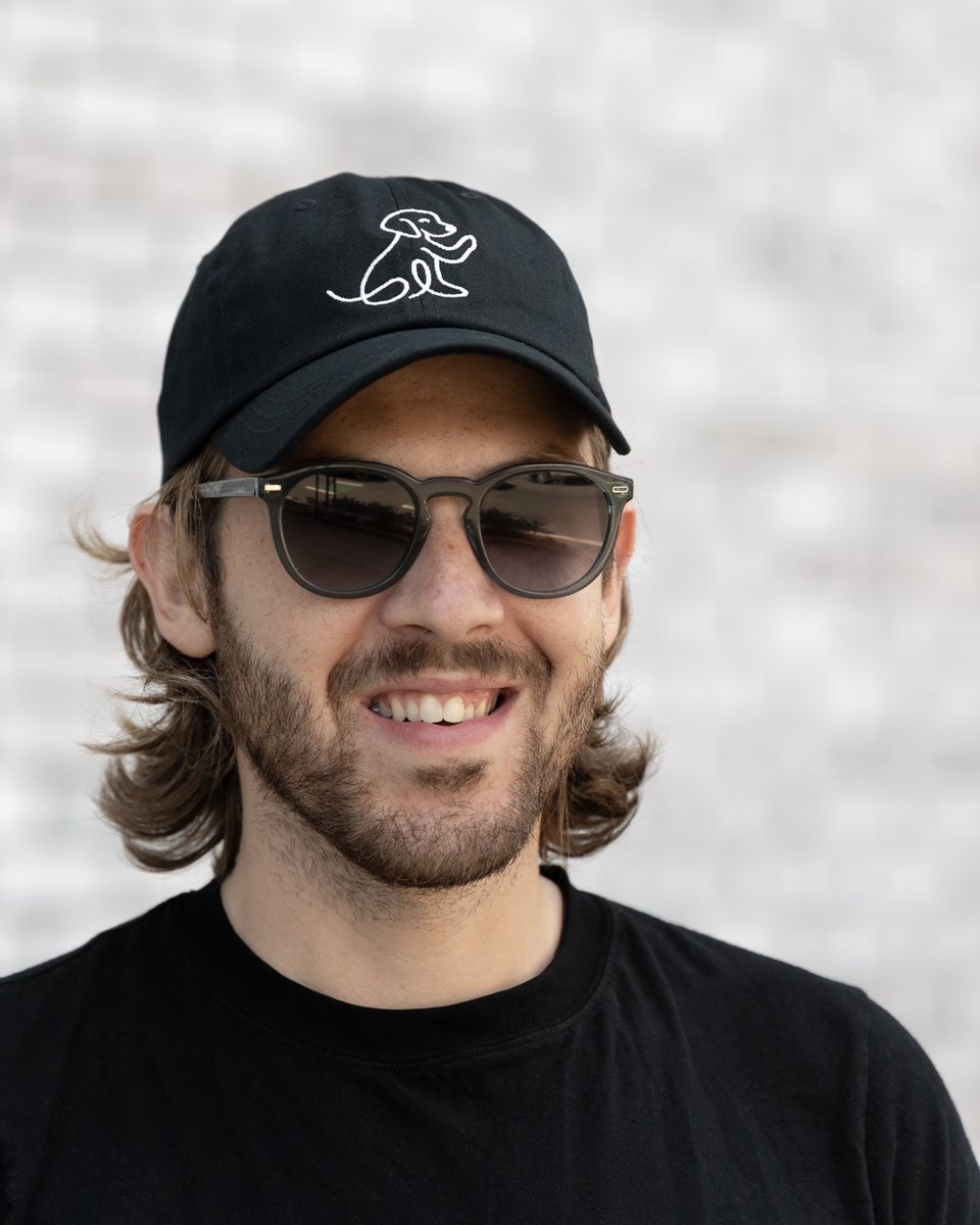 dog_rates's tweet image. Our fan-favorite Waving Dog design is available on hats and tees, and now in new colors! To celebrate, we asked a couple folks to show off our best sellers. And Rossi wanted to show off that yes, he can read. Shop now through the link below ❤️
weratedogs.com/?utm_source=tw…