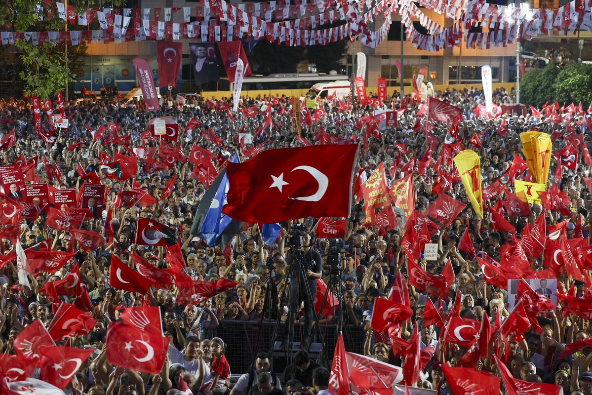 dk_imamoglu's tweet image. Hukuk, adalet ve demokrasi talebiyle halk bugün Kartal’daydı! Milletimiz; haksızlığa karşı duruşuyla, hukukun üstünlüğü ve millet iradesi için verdiği mücadeleyle, inançla ve umutla dayanışmayı büyütüyor. Milyonlar susmuyor, korkmuyor!
@eczozgurozel @CBAdayOfisi