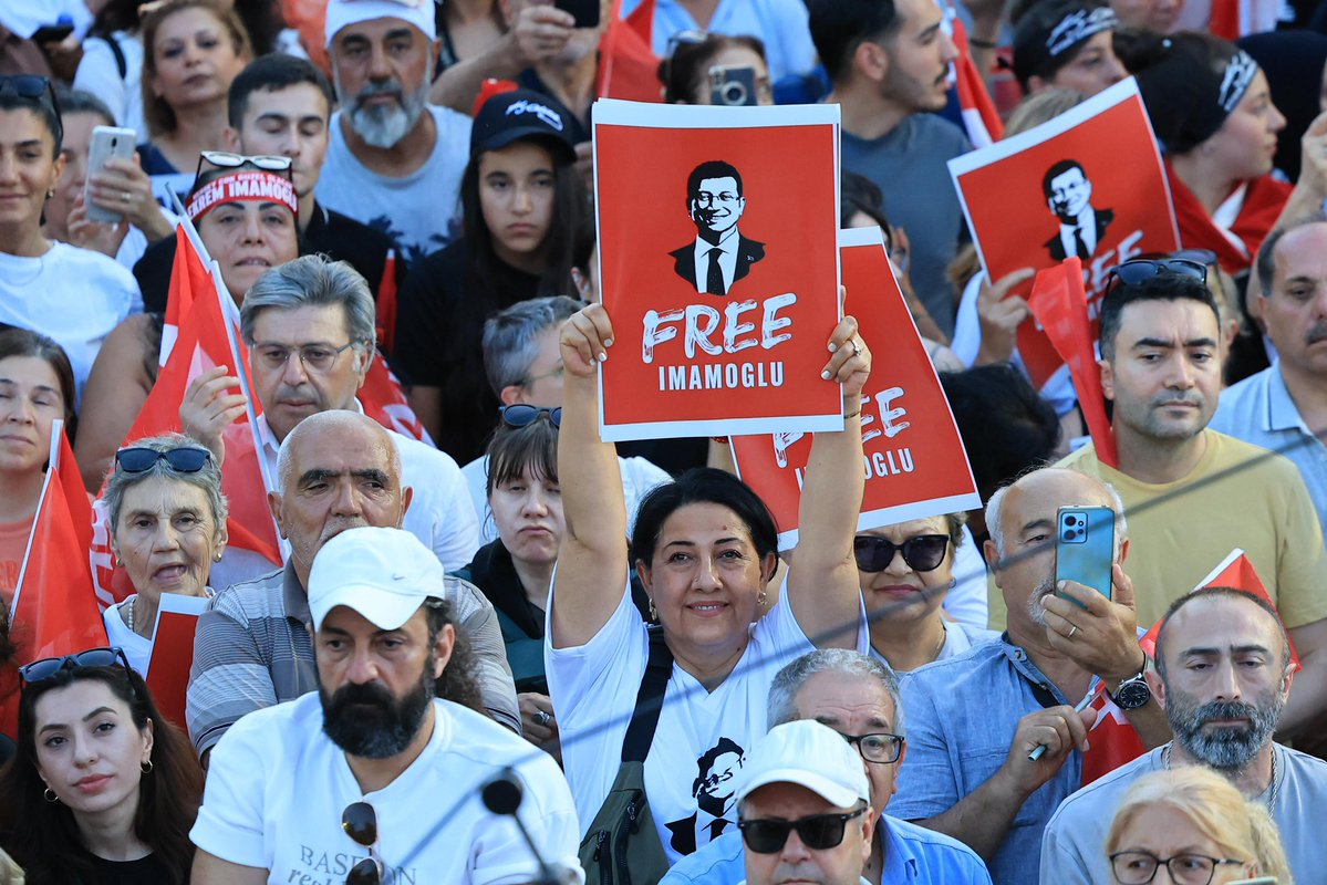 dk_imamoglu's tweet image. Hukuk, adalet ve demokrasi talebiyle halk bugün Kartal’daydı! Milletimiz; haksızlığa karşı duruşuyla, hukukun üstünlüğü ve millet iradesi için verdiği mücadeleyle, inançla ve umutla dayanışmayı büyütüyor. Milyonlar susmuyor, korkmuyor!
@eczozgurozel @CBAdayOfisi