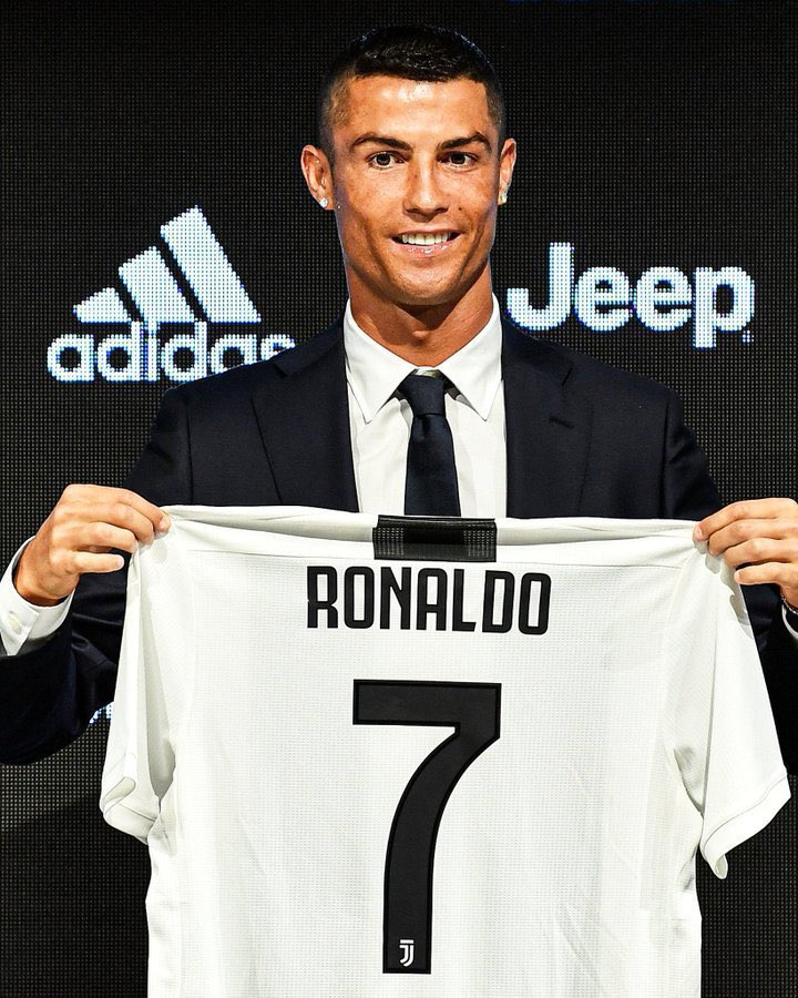 🇮🇹🇵🇹 في مثل هذا اليوم من عام 2018 قبل 7 سنوات

👕 تم تقديم الأسطورة التاريخي كريستيانو رونالدو بقميص نادي يوفنتوس الإيطالي

🏟 مع يوفنتوس :

❇️ لعب 134 مباراة
✅ ساهم بـ 123 هدف
⚽️ سجل 101 هدف
🅰️ صنع 22 هدف
🇮🇹 سجل 81 هدف في الدوري الإيطالي
🥇حقق 5 بطولات