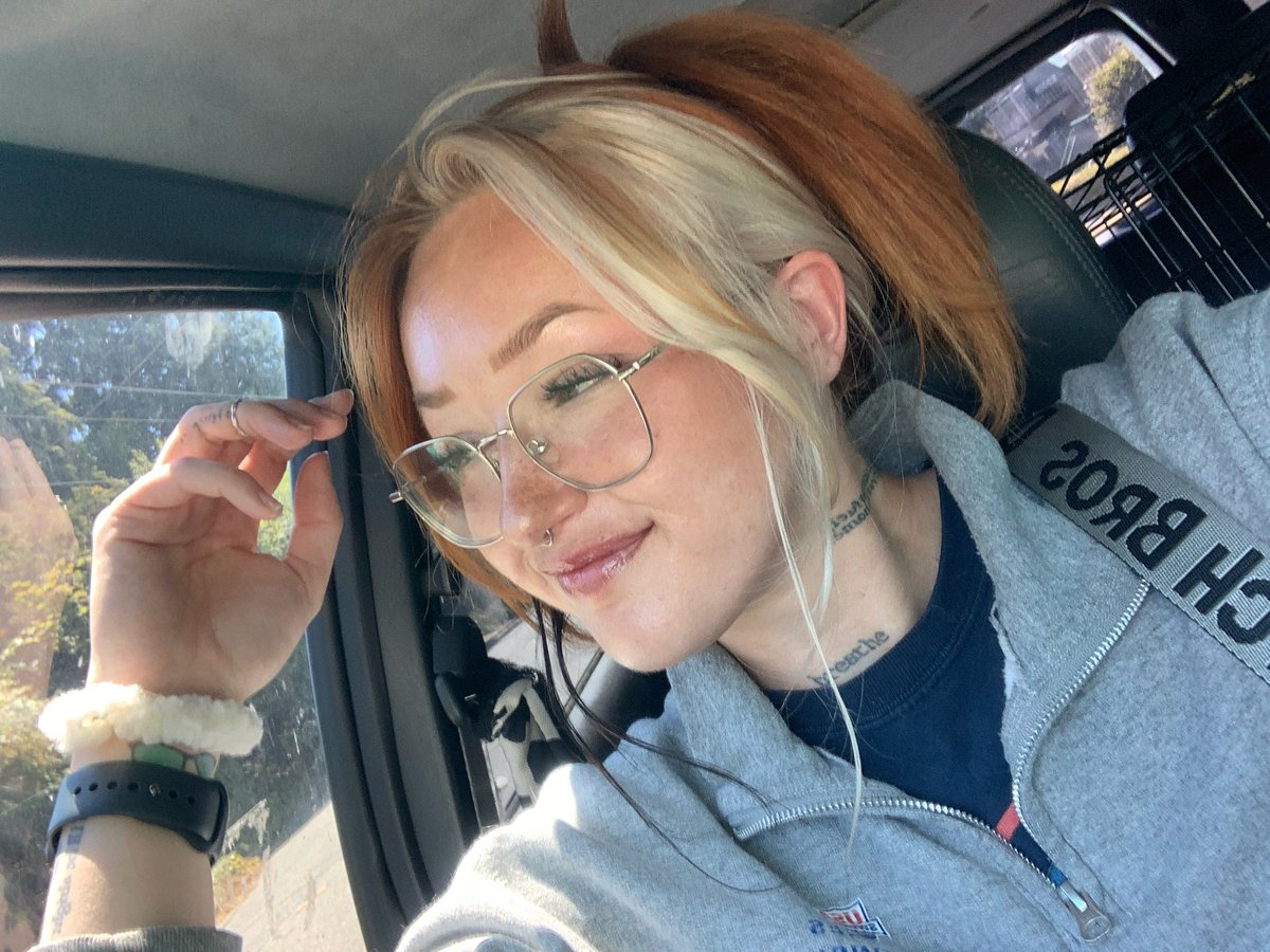 indoor_wildling's tweet photo. Two car selfies for ya heathens https://t.co/pGgy1NJJIo