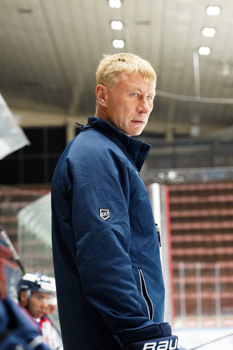 vhl_src's tweet image. Первая тренировка Дениса Платонова в качестве главного тренера «Кристалла»