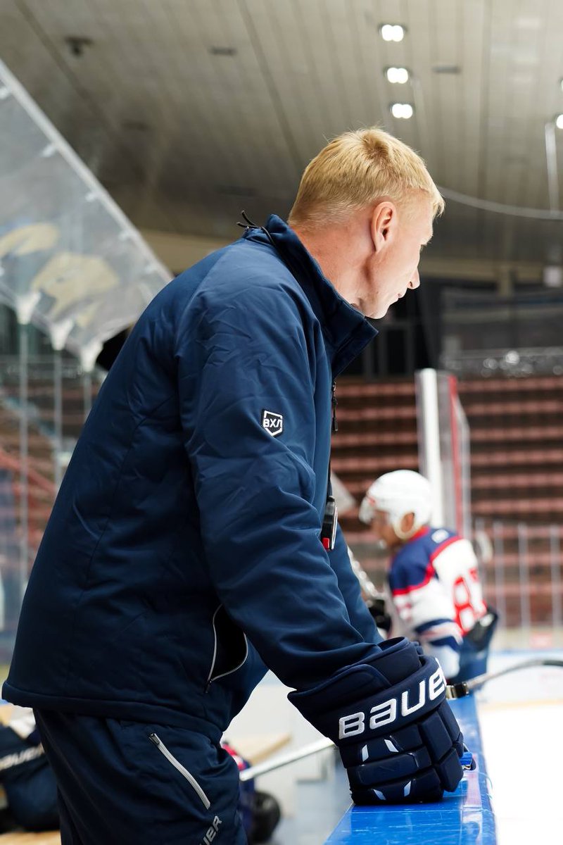 vhl_src's tweet image. Первая тренировка Дениса Платонова в качестве главного тренера «Кристалла»