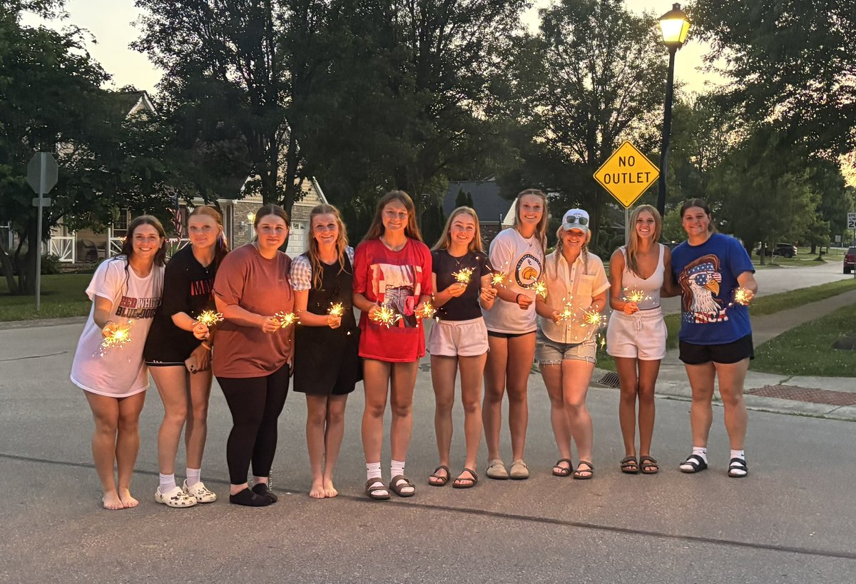 GeorgiaLinzell's tweet image. Great experience at the Great Lakes Firecracker! We faced some tough competition and had an amazing time together as a team!
@Turnin2Softball @Turnin2W @CollegeBDJocks @nniiiss_ @Kenzie_LongT2 @umichsoftball @btholl @canfield_faith @chiddy3 @CMUSoftball @McCallSalmon…