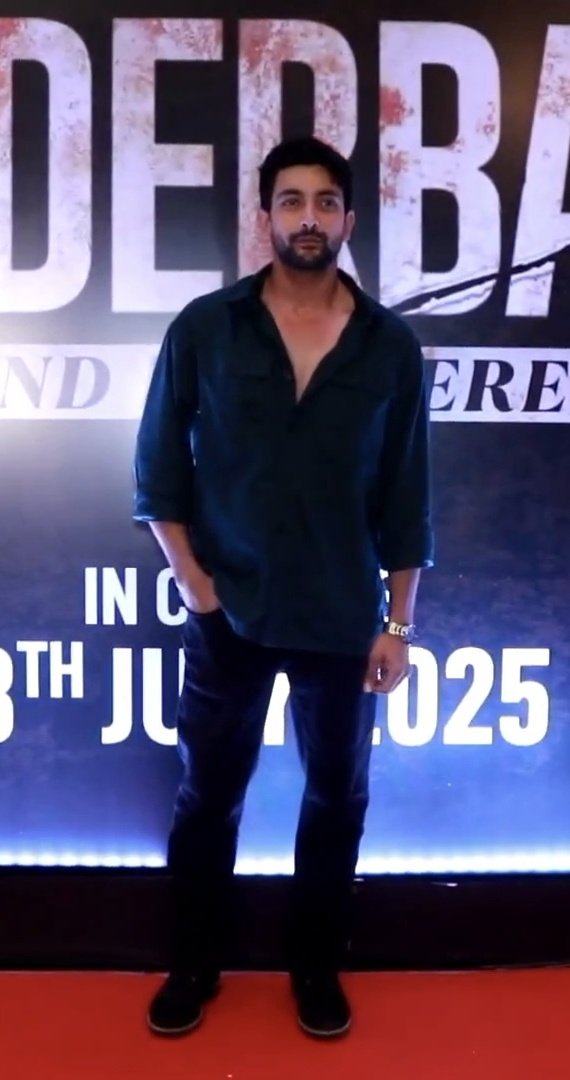 Pujaaghosh_'s tweet photo. Permission to scream? 😭🔥 Because when Fahmaan walks and strikes that pose…you are dangerously handsome and my poor fangirl heart was NOT ready! He owns the moment, even time pauses to admire ✨✨✨
@fahmaankhan
#FahmaanKhan https://t.co/Ib4qKCCaws