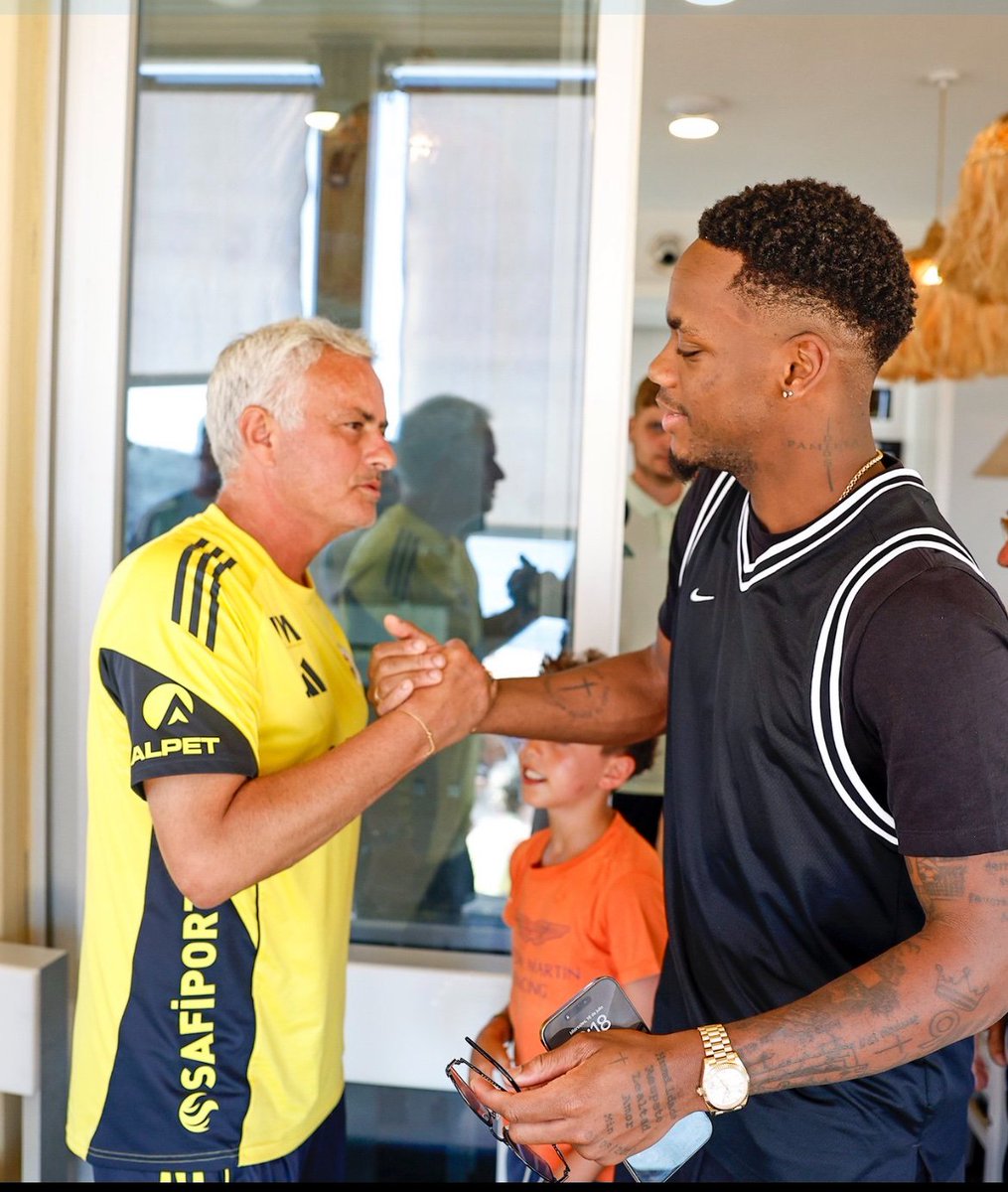 🚨 Sosyal medyada güçlü olmak zorundayız  bu tweetin altına tüm FENERBAHÇE ileri takiplesmeye davet ediyorum 

Benide takip etmeyi unutmayın 💛 💙