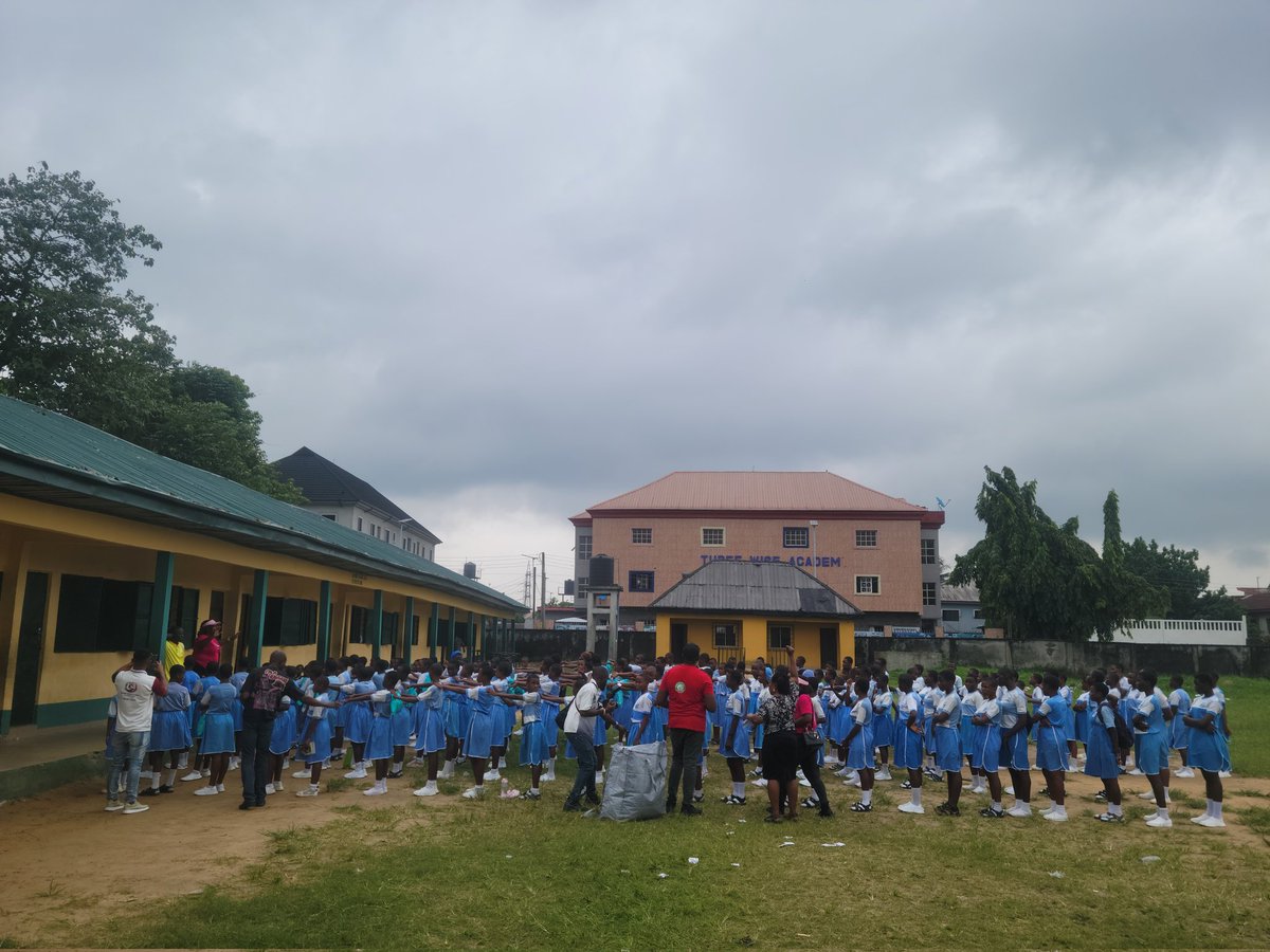 ObidientsRS's tweet photo. The Rivers State Obidients started our days of service by visiting two junior secondary schools in Port-Harcourt and sharing pads to the female students.
Leadership by service, a new Nigeria is POssible. https://t.co/24sE57Ux6w