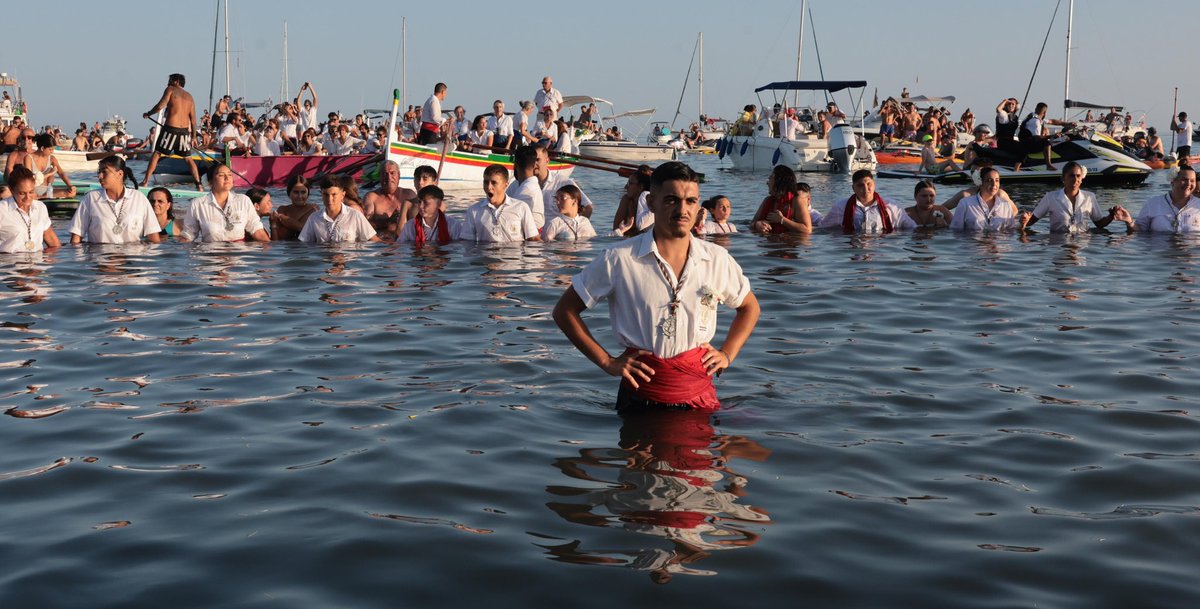 Marengos esperando el paso de la Virgen del Carmen en la playa del Palo.#Malaga #virgendelcarmen2025 #costumbrespoulares