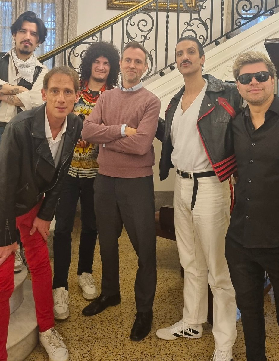 Nunca pensé que vería a Queen en mi casa! 🎸 😜

Gracias <a href="/TelemundoUY/">Telemundo</a> por este adelanto de Experiencia Queen, que se presentará el 17 de agosto en el <a href="/Sodre_Uruguay/">Sodre</a> 

Si vos también querés verlos en vivo, participá por entradas en la cuenta de Instagram de @ukinuruguay