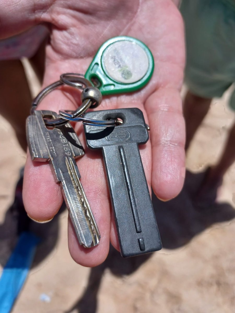 Esta mañana en la playa de Zahara de los Atunes, en la zona de las urbanizaciones a la altura de Mar de Plata he encontrado estas llaves enterradas en la orilla, solo se veía un círculo verde y al tirar... Se las hemos dejado a los socorristas del puesto 10.