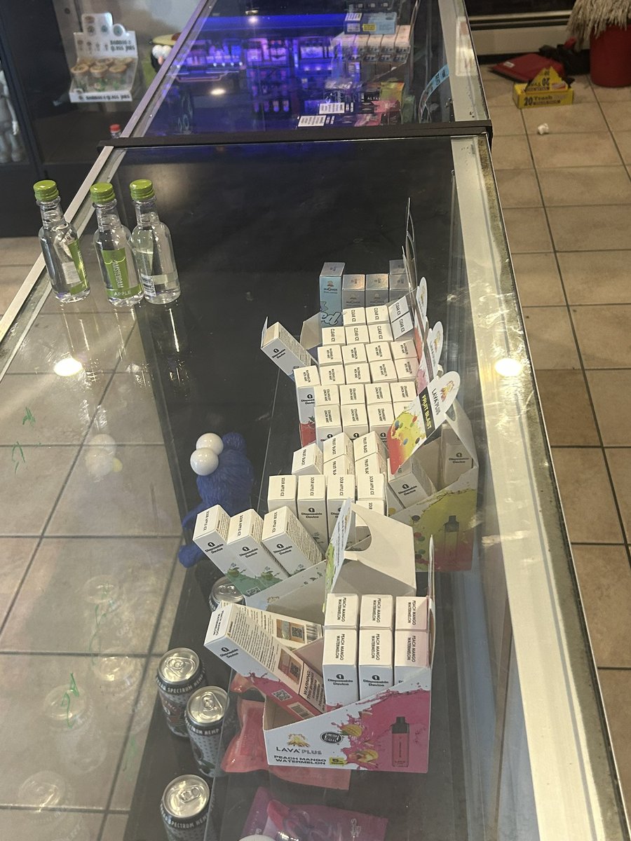 TheHookahWizard's tweet image. Best believe he came back for them nips 😂😂 he got excited bout the half he just copped and left his lil taste!