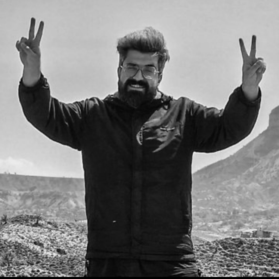 azijangravi's tweet image. امروز #ساسان_چمنآرا به اتهام عجیب "دسترسی غیرمجاز به داده" بازداشت و به مکانی نامعلوم منتقل شده. این در حالیست که ساسان نه رایانهای دارد و نه دانش یا تجربهای در کار با کامپیوتر. طرح چنین اتهامی نه تنها بیاساس بلکه نشانهای نگرانکننده از روند برخورد با فعالان فرهنگی است.
