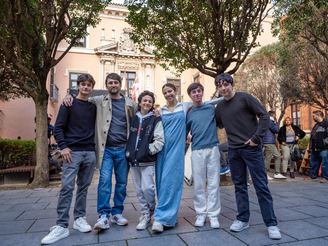 CineEmbajadores's tweet image. Vuelven 'Los Pitus'.
La inolvidable pandilla que recuperó las películas juveniles de los 80 con "Voy a pasármelo bien" nos trae más aventuras, humor, romance y números musicales en "Voy a pasármelo mejor" 💙👋👀
cinesembajadores.es/pelicula/voy-a…