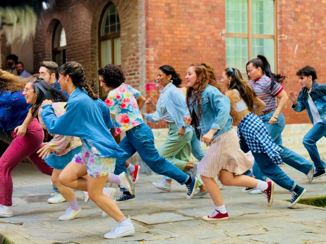 CineEmbajadores's tweet image. Vuelven 'Los Pitus'.
La inolvidable pandilla que recuperó las películas juveniles de los 80 con "Voy a pasármelo bien" nos trae más aventuras, humor, romance y números musicales en "Voy a pasármelo mejor" 💙👋👀
cinesembajadores.es/pelicula/voy-a…