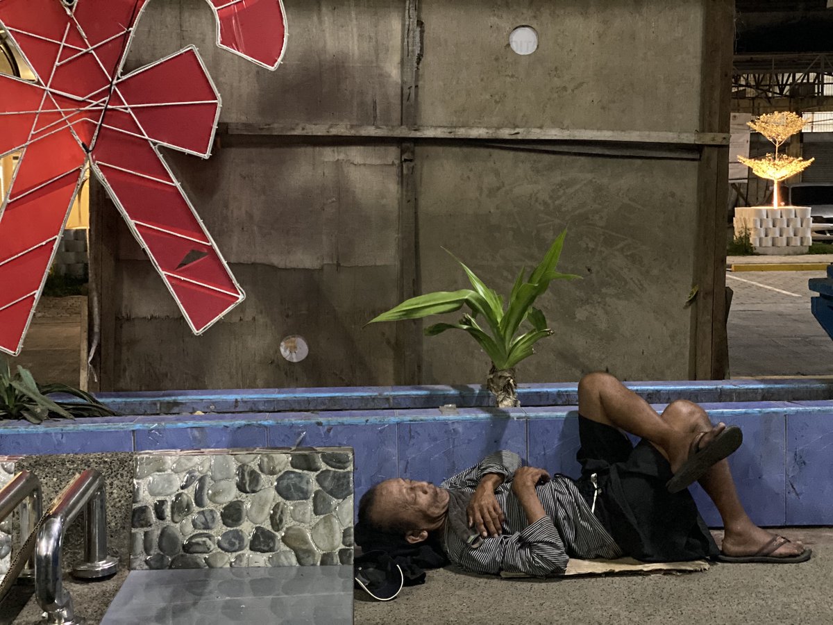 ssrc_org's tweet image. Jefferson Cuadra writes that his photo “forces us to confront the uncomfortable realities of spatial injustice, the commodification of public spaces, and the lived experiences of those displaced within them.”
Read more: racheltanurmemorialprize.ssrc.org/portfolios/dis…