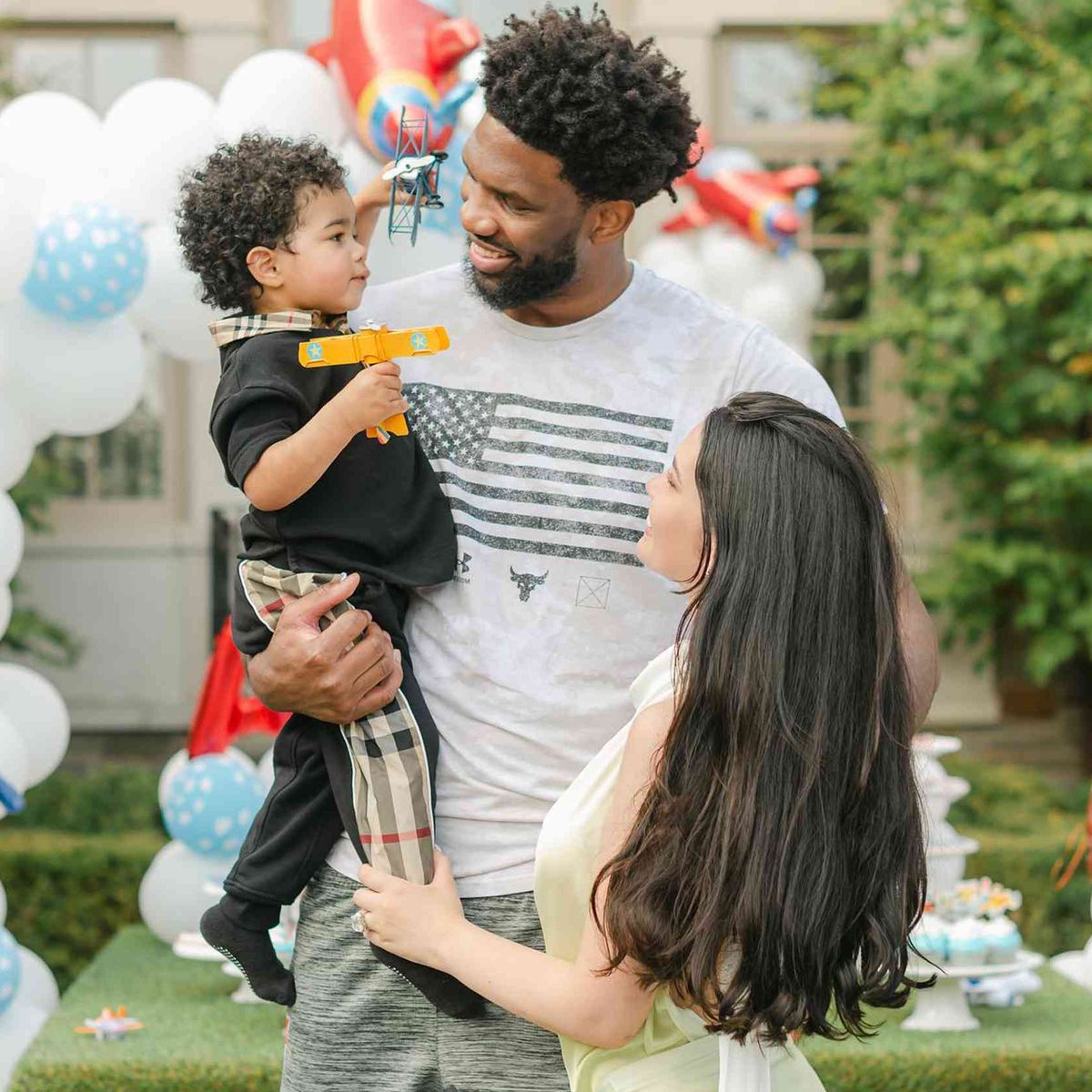 NBAdabad's tweet photo. 🚨 Resumo da entrevista em que Joel Embiid abriu o coração sobre a vida e sua carreira:

"Eu me importo sobre como vou ser lembrado no basquete, mas não com o que pensam de mim como pessoa. Como ser humano, você não pode falar um 'A' de mim.

Nunca tive muitos amigos. E mesmo com quem sou próximo, não me aprofundo demais nas conversas. Minha família sempre foi quieta, meu pai, minha mãe. Desde pequeno, nunca tive liberdade pra me abrir.

Eu sei que me amam, mas não é amor do tipo: 'Vem cá me dar um abraço'. Isso eu nunca tive.

A forma como me criaram é um dos principais motivos de eu estar aqui, mas não vou criar meus filhos da mesma maneira."

📰 RELAÇÃO COM A IMPRENSA

Embiid é alvo constante da imprensa, e a matéria relembrou o episódio em que ele empurrou um colunista que usou o falecido irmão do Embiid e até seu filho Arthur, para atingir o jogador. A NBA suspendeu Joel por 3 partidas.

"Não ligo se a NBA me multe em 1 milhão, 2 milhões, 5 milhões, 10 milhões. Se ele viesse pra cima de mim, eu empurraria de novo."

Embiid até hoje se culpa por ter deixado o irmão em Camarões para ir jogar basquete nos Estados Unidos. O empresário de Embiid ligou pro jogador na noite em que o irmão (também chamado Arthur) morreu. Joel, enquanto chorava, dizia:

"A culpa é minha. Eu sou um m*rda."

Os familiares de Embiid queriam acompanhar o draft de 2014 juntos, mas ele foi aconselhado a não viajar de avião pois tinha recém operado o pé. Ele ficou em Los Angeles, na casa do empresário, e o irmão Arthur ficou na Costa Leste.

O acidente que tirou a vida de Arthur aconteceu 4 meses após o draft. Ele e Joel não se viam há 3 anos.

"Nunca vai mudar. Eu ainda sinto a dor", admite Embiid.

A confusão com o colunista aconteceu porque alguém no vestiário vazou a informação de que Joel Embiid foi cobrado por Tyrese Maxey devido aos atrasos nos treinos e por desmotivar o elenco. O colunista usou isso para atacar Embiid, citando o irmão e o filho de Joel.

"Eu descobri quem vazou a informação. Mas o passado é o passado. Só vou dizer uma coisa: é difícil estar cercado de pessoas que fazem esse tipo de coisa. Aí eu volto no assunto da confiança. Se você trai a minha confiança, não participo mais das reuniões da equipe."

Fica evidente que foi um jogador do elenco.

Repórter da ESPN: "Parece então que essa pessoa ainda está no elenco."

Embiid: "Não sei".

Repórter: "Qual foi, Joel. Você sabe quem está no elenco."

Embiid: "A free agency começou. Não sei o que tá acontecendo."

Repórter: "Então talvez essa pessoa não esteja mais no elenco na temporada que vem."

Embiid: "Não. Talvez ainda esteja."

🏀 O COMEÇO DA CARREIRA

Joel começou a levar a sério o basquete somente aos 16 anos, após uma peneira em sua cidade. Ele deixou a família em Camarões apenas 2 meses depois, e sua ascensão rápida foi praticamente um milagre.

No ensino médio, morando na casa de uma host family nos Estados Unidos, Joel Embiid mentia pros pais no telefone. Ele insistia que estava bem, mas se sentia sozinho.

"Foi estranho pra mim. Eu cheguei lá, e uma das primeiras coisas que vi foram armas."

Embiid não sabia que as pessoas moravam com tantas armas em casa:

"Eu acho que ninguém entende meu ponto de vista. Era por isso que eu era reservado. Eu gostava de ficar no arquivo, trancava a porta. Eu tinha medo."

O basquete era a consolação de Embiid, mas ele não percebia o talento que tinha.

Freddy Bitondo, amigo de Joel e ex-companheiro no ensino médio, relembra: "Ele me dizia: 'Se o basquete não der certo, vou estudar por 4 anos e encontrar um emprego.' Eu respondia: 'Você tá destruindo a gente nos treinos. Que conversa é essa?'.

Na faculdade, Embiid tinha certeza que passaria 5 anos jogando. Após uma temporada, ele já era cotado no topo do draft da NBA. Mesmo assim, Joel queria ficar mais tempo na faculdade:

"Eu achava que não merecia. Só tinha média de 11 pontos. Não sabia muito sobre basquete nem sobre o sistema."

A conselho de familiares e amigos, ele mudou de ideia e foi pro draft, onde saiu com a 3ª escolha.

🩹 A FAMA DE "PREGUIÇOSO"

Joel Embiid relembra a fama de "preguiçoso" que tinha nos primeiros anos da liga:

"Muitas pessoas ainda tocam nesse assunto, falam do que eu fazia quando era novo, no 2º ou 3º ano da liga. Eu comecei a jogar aos 16 anos. Ninguém chega à minha posição sendo preguiçoso.

Eu comecei mais tarde que todo mundo. Tive que aprender rápido o jogo, me mudar pra um novo país, sem falar o idioma, precisei aprender uma nova cultura, me ajustar a uma nova realidade, tentar ser eu mesmo, e isso não aconteceria se eu não estivesse focado."

Ele também respondeu se, às vezes, é mal interpretado:

"Olha as narrativas que criam. Eu não invento desculpas. Eu me machuco todo ano, e todo mundo sabe disso. É a verdade. Você acha que, se eu estivesse 100%, eu não teria uma chance de ser campeão?

E se eu decidisse ficar de boa na temporada regular e ter média de 25 pontos? Ou 20 pontos? Aí nos playoffs, eu marco 30 pontos. Aí eu seria um grande jogador? Eu iria de 23 pra 30 pontos, um cara que cresce nos playoffs. Meu Deus. Joel Jordan. Tanto faz.

Há dois anos, a gente enfrentou Brooklyn. É um exemplo perfeito. Marcação dupla em mim o tempo todo. Eu passava a bola, acertávamos arremessos e vencemos. Mas adivinha só? Fez meus números caíram.

Se essa é narrativa, tudo bem. Eu sei pelo que estou passando e sei qual é a situação. Ninguém tem meu corpo pra entender pelo que estou passando."

Embiid também falou sobre os prêmios individuais:

"Se você tem a chance de ser MVP, não importa quem você seja, você vai atrás. Eu nunca achei que estaria nessa posição, pra começo de conversa. Em segundo lugar, eu achava que seria um ótimo defensor. Nunca pensei que seria tão bom no ataque.

Falam que eu me esforço mais na temporada regular do que nos playoffs. Não faz sentido. Minha média de minutos nos playoffs aumenta, e você se esforça mais. É mais pressão no ataque e na defesa.

Outra narrativa: ninguém é vencedor até ser campeão. Tudo bem por mim, eu sei que não fui campeão. Charles Barkley, grande jogador. Nunca foi campeão. Allen Iverson também não. Mas não quer dizer que eles não foram grandes jogadores."

🔥 ATRITOS COM O SIXERS

Embiid pensou em desistir do basquete logo após ser draftado, por conta da morte do irmão.

Lesionado, sem poder jogar a 1ª temporada, e sem o irmão. Joel estava passando por uma crise e estava de luto. Ele só jogava videogame, a dieta estava desregulada, e ele mal dormia. O pé não estava melhorando. Não conseguia jogar basquete.

Um amigo disse que ele estava se segurando "por um fio".

A relação com o Sixers piorou, e ele achou que tinha algo de errado com a lesão. O time julgou que era preguiça, segundo múltiplas fontes. Frustrado, ele parou de ir na fisioterapia e de se comunicar com os dirigentes.

A diretoria, sem saber o que fazer, aplicou diversas multas.

Um ano após o draft, um médico finalmente mostrou a realidade: a lesão de Embiid não estava curando. A cirurgia do ano anterior não deu certo, as dores de Joel eram reais, e ele não estava inventando desculpas.

Membros da diretoria, da comissão técnica e do departamento médico queriam que ele jogasse machucado pra mostrar que fizeram a escolha certa no draft. Eles só queriam estar certos. Não fazia diferença se a carreira do Embiid durasse 18 meses ou 18 anos.

Tudo isso moldou quem Joel Embiid é hoje. Alguém que não é capaz de confiar em muitas pessoas e que valoriza muito a lealdade.

💪 DEDICAÇÃO AO EXTREMO

Em 2015, para a segunda cirurgia, diversos profissionais se uniram. A fisioterapeuta Kim Caspare sabia que não era preguiça. Era medo. Ele não confiava no próprio corpo, não confiava nos conselhos que passavam e duvidava das intenções de quem dava os conselhos.

Uma pessoa do círculo de Joel Embiid comentou: "Ele estar na NBA e ter sido MVP é um milagre. Vários técnicos e diretores achavam que ele nunca mais pisaria na quadra."

Nick Nurse, ex-técnico do Sixers, conta: "As pessoas esquecem que a lesão dele contra o Warriors (em 2024) foi grave. E no momento que ele jogava o melhor basquete da carreira."

O Sixers estava 26-7 com ele em quadra na temporada. Ele voltou meses depois, no sacrifício, pra tentar classificar o time aos playoffs. Philadelphia venceu 8 partidas seguidas e avançou no play-in.

O que aconteceu em seguida, muitos já sabem: um Embiid visivelmente com paralisia facial nos playoffs. No Jogo 2 da primeira rodada, ele chegou a dar entrevista com a cabeça abaixada pra não mostrar a paralisia.

Nicolas Batum, ex-companheiro de equipe, relembra: "Eu vi o joelho. Não sei como ele conseguia andar." Poucas pessoas sabiam a gravidade da lesão. Afinal de contas, quando Embiid está passando por uma crise, ele se fecha.

Naquele momento, a indecisão tomava conta de Joel Embiid. Ele estava preocupado com sua saúde em longo prazo, cheio de dor, mas estava desesperado pra jogar e tinha medo de desapontar o time e os torcedores. Ele não queria contar pra ninguém a situação real do joelho.

Antes do Jogo 3 dos playoffs, uma das médicas mandou uma mensagem pra Joel:

"Será que dá pra você sentir um pouco de compaixão por si mesmo? Você merece. Tudo bem perder. Mas você não pode servir vergonha. Você lutou, e com muita coragem."

Joel Embiid não respondeu a mensagem.

Naquela noite, ele marcou 50 pontos.

Como um todo, não foi suficiente. O Sixers perdeu a série em 6 jogos, com Embiid tendo médias de 33 pontos, 11 rebotes e 6 assistências.

Joel Embiid relembra:

"Nessas situações, eu queria que alguém lá de cima (na diretoria) me dissesse: 'Não pode continuar assim. Você não vai jogar.' Mas se correr o bicho pega, se ficar o bicho come. Não ligo pra quem me chama de fraco. Eu ligo pro time e pros meus companheiros. Nunca quero desapontar eles. E isso volta à terapia, sobre não querer desapontar as pessoas.

Mas, no fim das contas, quem tomou as decisões fui eu. Tenho que viver com isso.

Eu posso até te dizer que estou mudando, mas eu me conheço. Duvido que vá acontecer. Eu sempre quero jogar."

🚑 NOVAS LESÕES E CONFLITOS

As lesões da temporada passada mais uma vez geraram um impasse entre Joel Embiid e a diretoria. Em fevereiro de 2025, ele disse que não dava mais e teria que operar o joelho mais uma vez, o que surpreendeu o Sixers.

"Foi um pedido de ajuda. Parece que ninguém reconhece o que está acontecendo."

Joel Embiid também relembrou a saída de James Harden:

"Eu sempre prometi a mim mesmo: nunca serei responsável por alguém perder o emprego, por alguém ser trocado, por alguém ser demitido. Não me pergunte quem devemos contratar ou trocar.

Ninguém sabe disso, mas nem o James Harden fala mais comigo. Esse é o lado que não gosto de ser 'o cara'. Eu fico no meio dessas situações. Ele deve achar que eu tive alguma influência na troca. Eu fui o cestinha, e você liderou a NBA em assistências. Nosso pick-and-roll era imparável.

Dói quando você sente que não fez nada de errado. Quando você acha que tem uma relação dessas com alguém, você perde muito."

Joel Embiid termina a entrevista contando que sua recuperação será um pouco diferente dessa vez. Ninguém vai acelerar o processo. Não existe prazo.

"Não sei o que a diretoria vai achar. Eu só digo que são negócios. Os resultados importam. Se eu voltar cedo demais e não estiver 100%, adivinha só? Vocês não vão vencer."

Ele admite que não estava assistindo os playoffs de 2025 até mandar uma mensagem pra Tyrese Haliburton nas finais de conferência. Ele acabou vendo a partida que classificou o Pacers pras Finais.

Embiid também não assistiu o duelo contra o Thunder, exceto o Jogo 7. Joel conta que até chorou quando viu a lesão de Haliburton e desligou a TV imediatamente.

"Quando eu era novo, eu não me cuidava o suficiente. Não sei se isso influenciou algumas das lesões que sofri. Mas como você impede alguém de te dar uma cotovelada no rosto? De alguém cair em cima do seu joelho? Não importa o meu preparo nesses casos.

Se eu não tivesse preparo, se eu não desse tudo de mim, eu não teria começado a jogar aos 16 anos e chegado a esse nível. É impossível."

🗞️ @espn