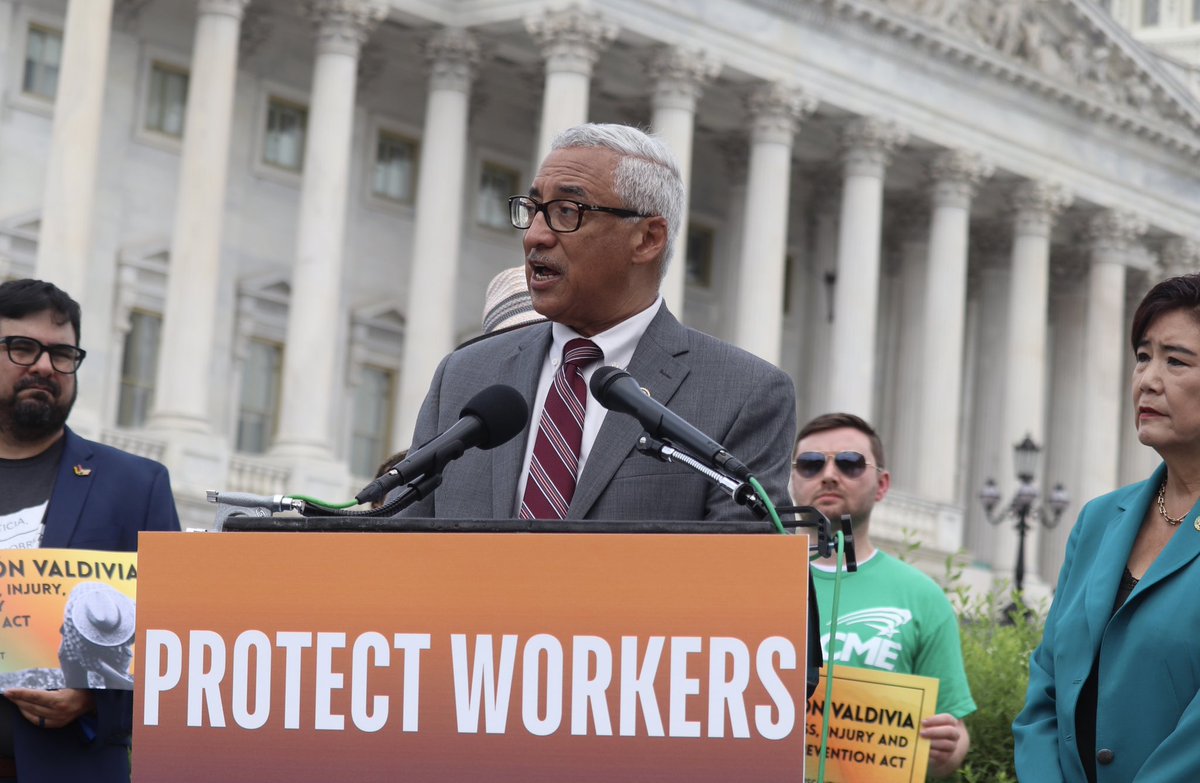 EdWorkforceDems's tweet image. Heat remains the leading weather-related killer, yet there is still no federally enforceable heat standard.
Today, a group of bipartisan, bicameral lawmakers reintroduced the Asunción Valdivia Heat Illness, Injury, and Fatality Prevention Act to protect workers from heat.