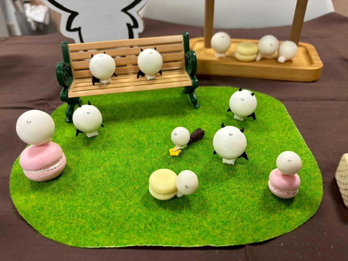 おはよう〜🌱
白い空の下、今日も新しい一歩がはじまるよ。
ひとりでがんばってる気持ちが強いときもあるけれど、実はたくさんの仲間がそばにいるんだよ。
しろまんも、ふわふわの雲の上から応援してる☁️
みんなで支え合いながら、一歩ずつ歩いていこうね🌿✨