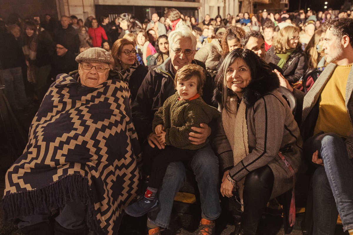 Débora Quiring (@debquiring) on Twitter photo Te despedimos a lo grande, maestro #JoséMaríaObaldía. Gracias por regalarnos tantas aventuras mágicas de albañiles, troperos y matreros. Por haber retratado, incansable, la picardía de nuestro campo. <a href="/minesobaldia/">María Inés Obaldía</a> todavía me acuerdo de su risa con la <a href="/ComediaNacional/">Comedia Nacional</a> Te despedimos a lo grande, maestro #JoséMaríaObaldía. Gracias por regalarnos tantas aventuras mágicas de albañiles, troperos y matreros. Por haber retratado, incansable, la picardía de nuestro campo. <a href="/minesobaldia/">María Inés Obaldía</a> todavía me acuerdo de su risa con la <a href="/ComediaNacional/">Comedia Nacional</a>