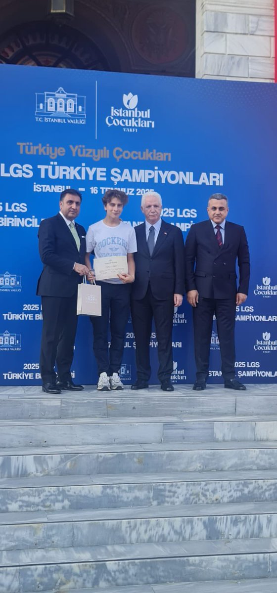 UOHalkali's tweet photo. 500 tam puan alarak Türkiye birincisi olan öğrencilerimiz, İstanbul Valimiz Sayın Davut Gül ve İl Milli Eğitim Müdürümüz Sayın Murat Mücahit Yentür tarafından tebrik edildi. https://t.co/yGd4gNxphq