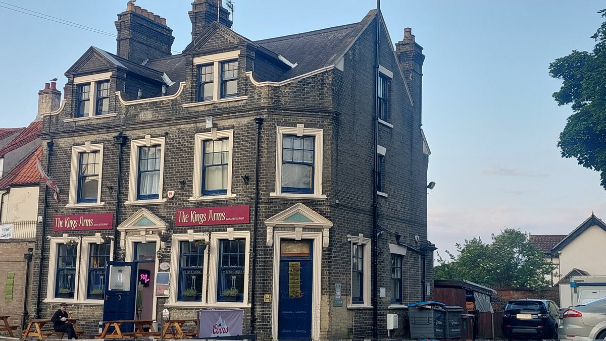 The Kings Arms, Great Yarmouth. Lacons beer also from the town available. Large open plan venue, impressive exterior. There has been a pub on the site since the 16th Century. Called last orders quite early on our visits!