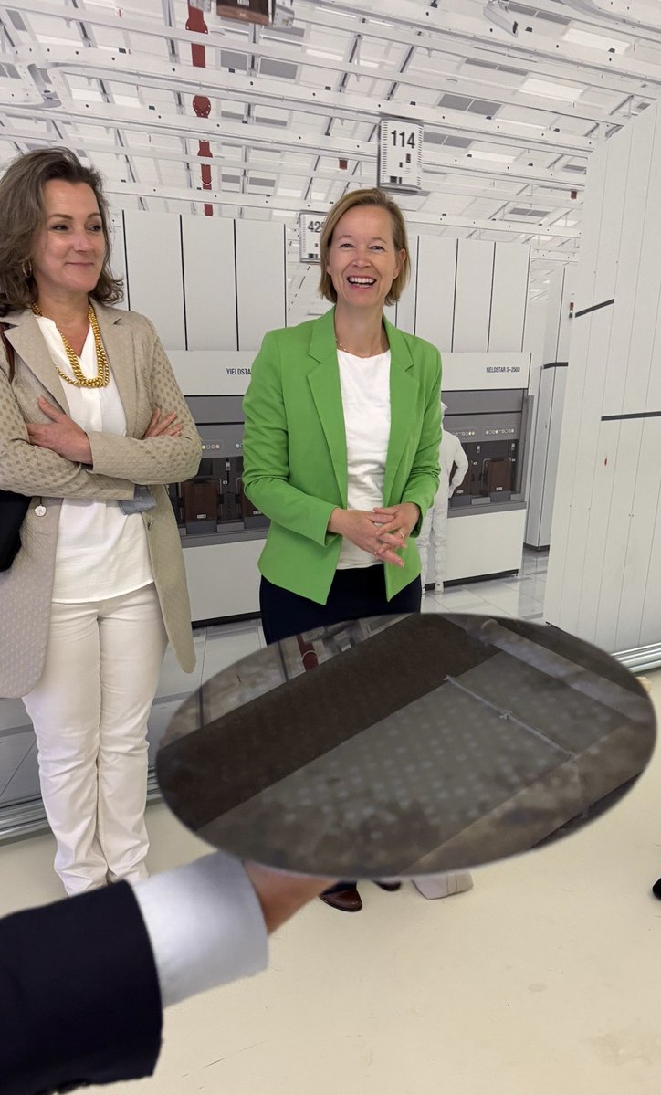 stasBuHa's tweet image. Goed om vandaag kennis te maken met wereldspeler ASML, producent van geavanceerde chipmachines, in Veldhoven. Tijdens mijn bezoek sprak ik met CEO Christophe Fouquet over de koers van dit voor Nederland belangrijke bedrijf in tijden van onzekerheid over importheffingen.