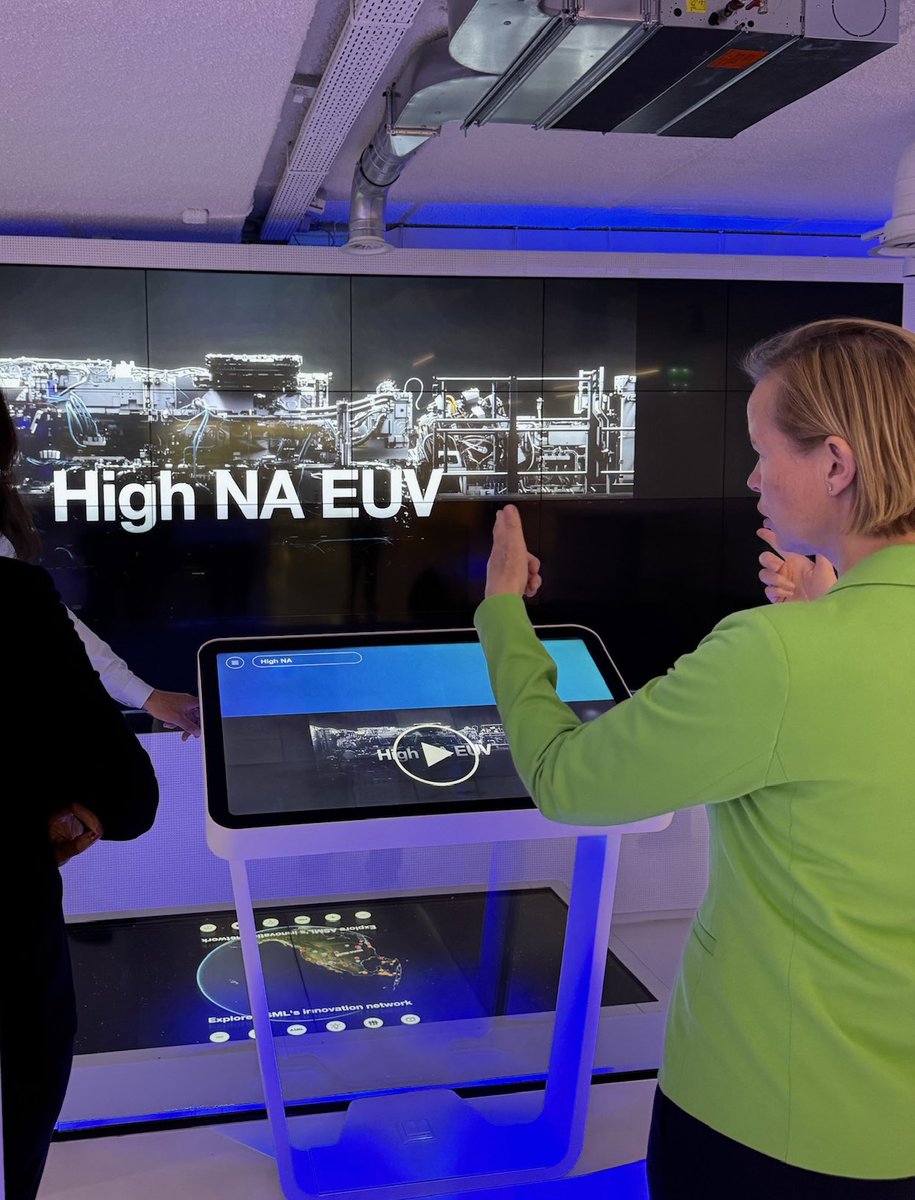 stasBuHa's tweet image. Goed om vandaag kennis te maken met wereldspeler ASML, producent van geavanceerde chipmachines, in Veldhoven. Tijdens mijn bezoek sprak ik met CEO Christophe Fouquet over de koers van dit voor Nederland belangrijke bedrijf in tijden van onzekerheid over importheffingen.