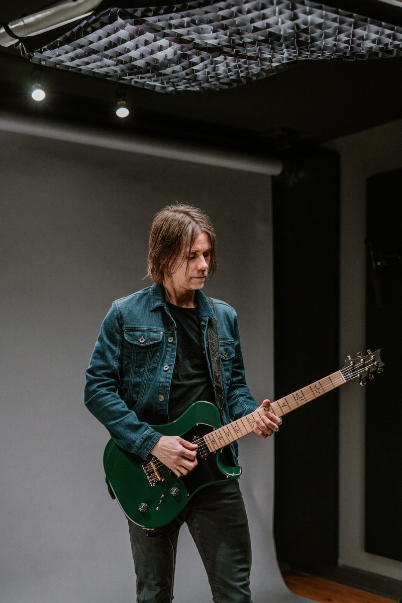 prsguitars's tweet image. The Myles Kennedy Signature model is a rock machine that captures the spirit of vintage guitars. Have a listen to the two Narrowfield MK pickups which deliver the courage of humbuckers and the spank of single coils - without the hum! 💪