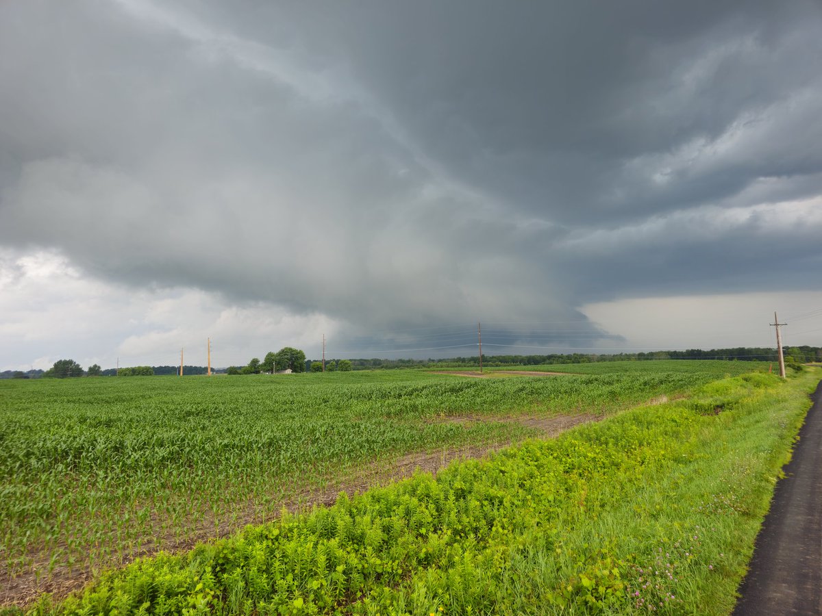 ZiggysTweeting's tweet image. Big ol healthy Wall Cloud now NE of Waupun still tracking up 151 @NWSMilwaukee #wiwx