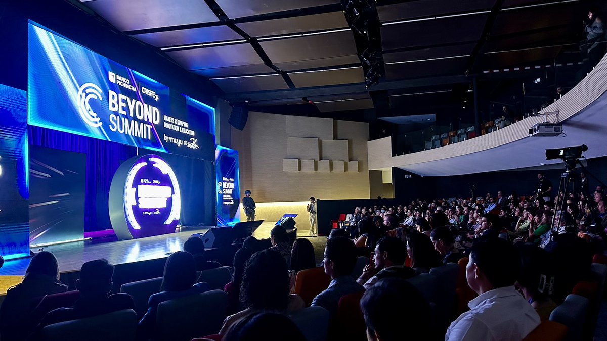 💬 “Servir desde el amor y creer en el poder transformador de la educación”, ese fue el mensaje de <a href="/SaraJaramilloEC/">Sara Jaramillo Idrobo</a>, directora de <a href="/OEIEcuador/">OEI Ecuador</a>, en el #BeyondSummit, un encuentro donde líderes de Latinoamérica repensaron el rol de la #educación, más allá del aula. 🎒🏫