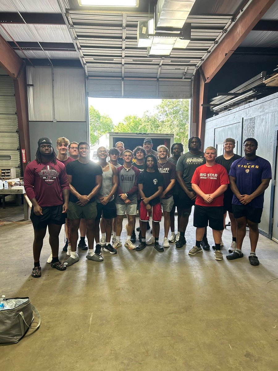 PearlandOilers's tweet image. Huge shoutout to these Oilers for helping load up a truck to send supplies to the flood victims in Central Texas.
Way to go, fellas!