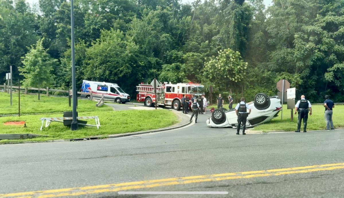 PenguinSix's tweet image. One car overturned on Rock Creek Parkway. Just another Wednesday.