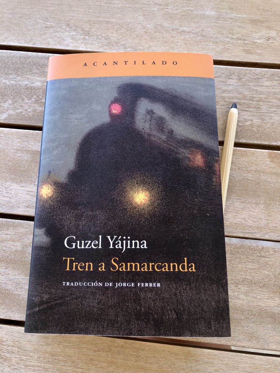 “Aquello que ha sucedido alguna vez en tu vida, no pasa sin dejar huella. Haga mucho o poco tiempo. Se repite una y otra vez”. 

Crudeza. Son tiempos de hambre y muerte, en los que las conversaciones con vodka son "morfina para el alma".

❗Un muy buen libro que grita HUMANIDAD.
