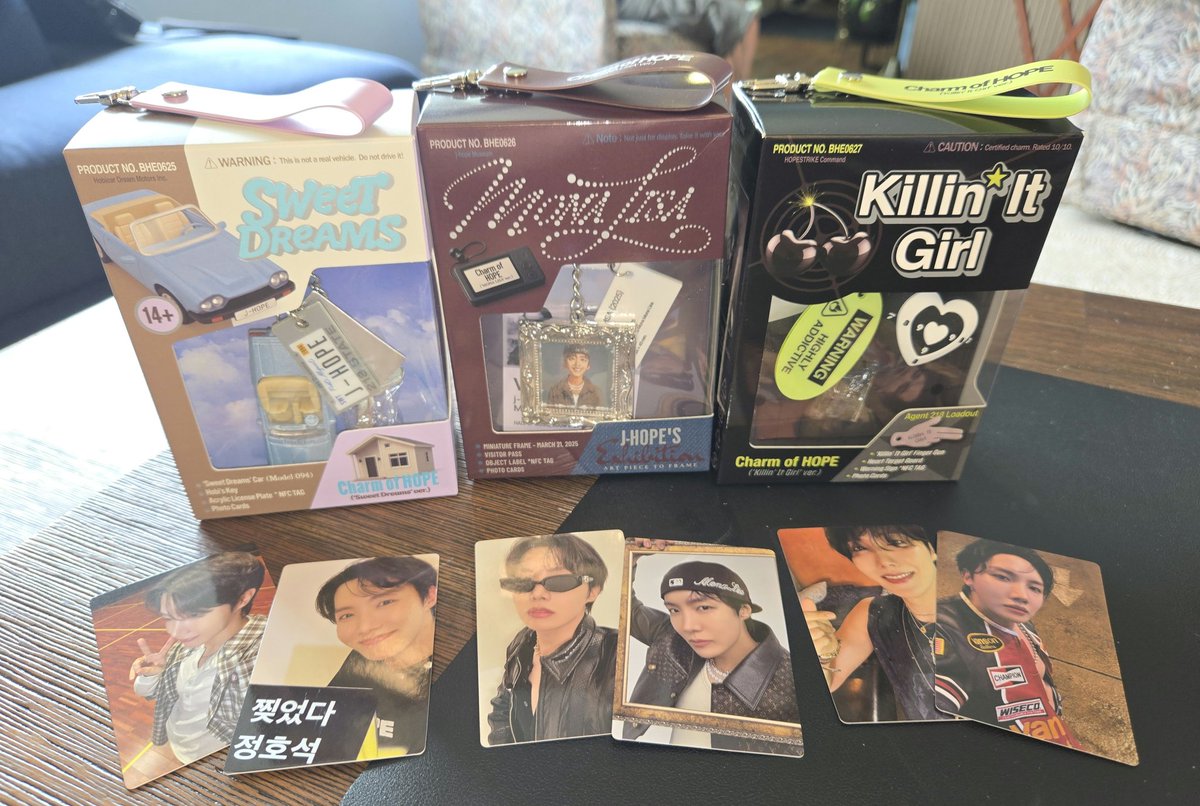 Maerlyn8_BTS7's tweet image. Oooooh, new Hobi merch. 😍
What's everyone doing with their keychains? Keeping them in the box? Using them? Hanging them for display?
