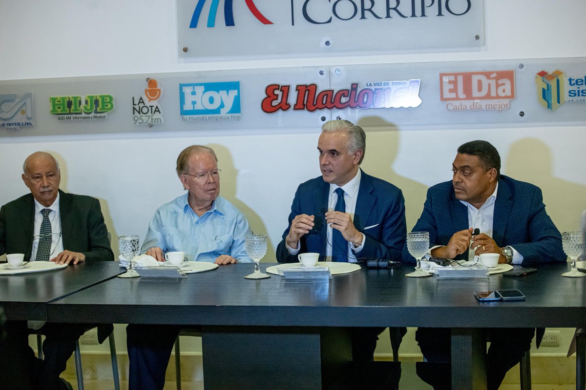Durante el encuentro en el #AlmuerzoSemanal, Luis Miguel De Camps (<a href="/LMDECAMPS/">Luis Miguel De Camps</a>) resaltó que otros elementos fundamentales de la gestión presidencial lo constituyen el desarrollo y la expansión de la oferta en educación #TécnicoProfesional; fortalecimiento del idioma inglés,